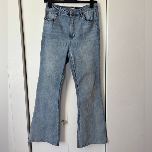 ✨ Dynamite Light Wash Flare Jeans – Size 10 ✨ - Picture 1 of 4